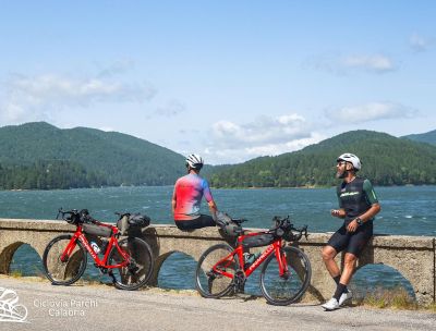 La guida della Ciclovia dei Parchi racconta «l’altra Calabria» montana