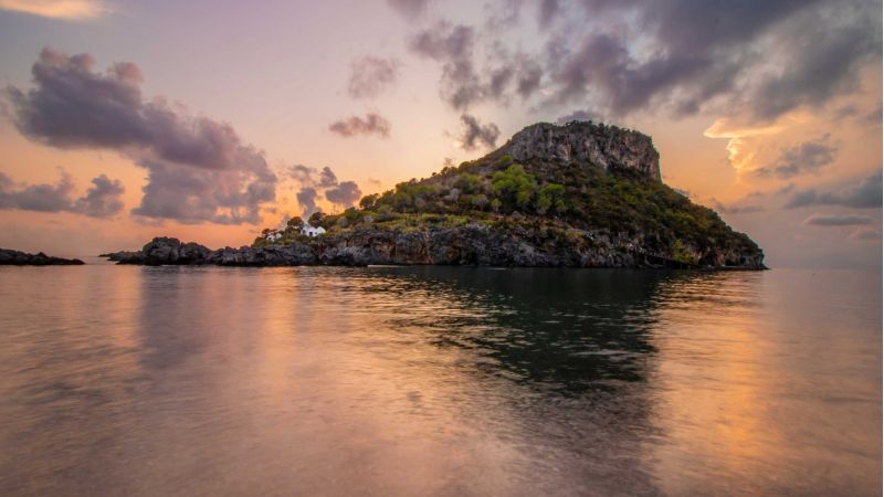 Praia, l’isola di Dino e un mare da Bandiera Blu