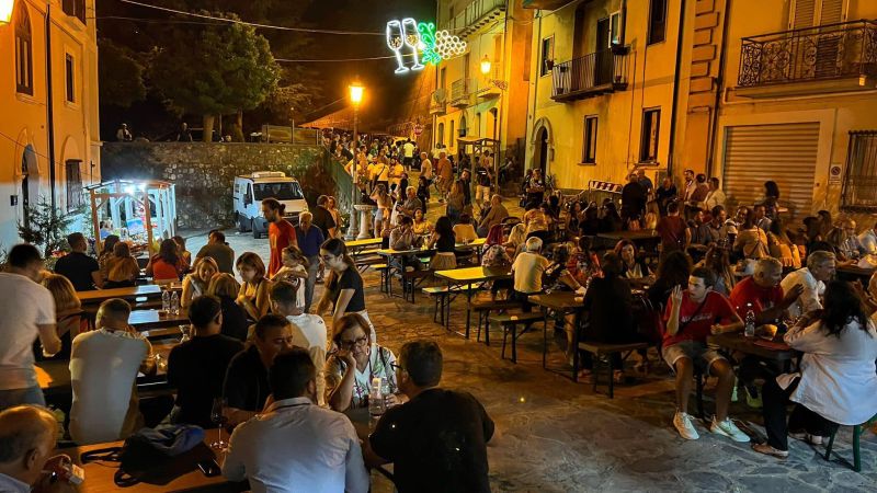 300577324 10221495744491730 6610639960649834062 n 032bb0da - Aprigliano brinda con i "Calici a Corte", nel borgo «tra i più belli di Italia» - 1 Aprigliano brinda con i “Calici a Corte”, nel borgo «tra i più belli di Italia»