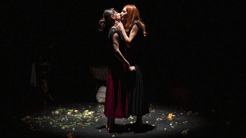 Foto di scena 3 03ba91e7 - L’Altro Teatro, si alza il sipario del Tau con Vurrìa - 1 L’Altro Teatro, si alza il sipario del Tau con Vurrìa