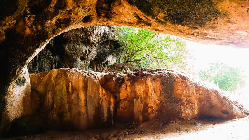 copertina 3 0433cf84 - La Grotta di Trakina: scrigno di tesori antichi - 1 La Grotta di Trakina: scrigno di tesori antichi
