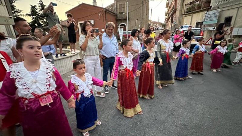 vakarici 3 0438d963 - Vakarici, borgo invaso nella rassegna costume arbëreshe (FOTO) - 1 Vakarici, borgo invaso nella rassegna costume arbëreshe (FOTO)