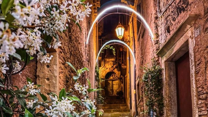 Fuscaldo: il “borgo dei cento portali” vista mare [FOTO]