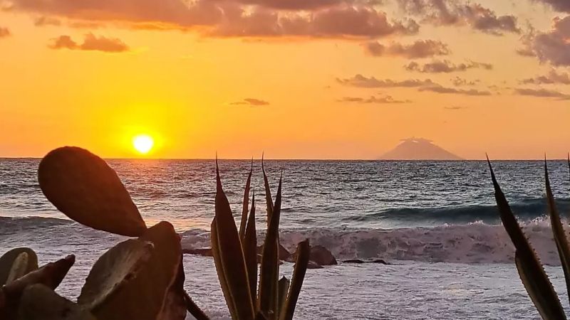 Tramonto costa tirrenica vista Stromboli 05460b7d - Casa Comerci, sulla Costa degli Dei sorseggiando calici di natura - 1 Casa Comerci, sulla Costa degli Dei sorseggiando calici di natura