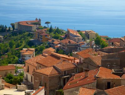 Fuscaldo, i maestri scalpellini e il paese dei cento portali
