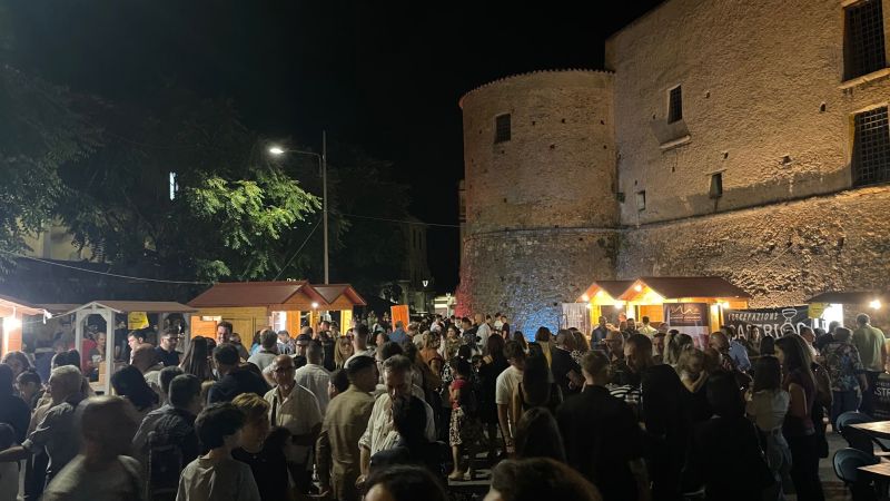 civita nova presenze con castello 0861c9b3 - Civita Nova 2023, a Castrovillari un'invasione di pluralità - 1 Civita Nova 2023, a Castrovillari un’invasione di pluralità