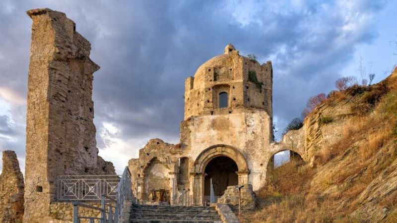 436252855 1198715944839816 2485649010365620757 n e1716300137922 0a860070 - Il castello di Amantea ispira, lo scatto del “narratore errante” Aaron Peterson - 1 Il castello di Amantea ispira, lo scatto del “narratore errante” Aaron Peterson