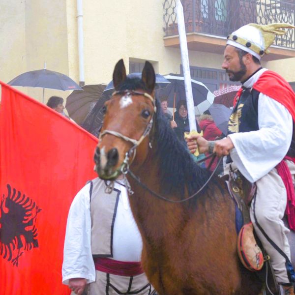 Lungro, l’identità arbëreshë nella rievocazione dedicata a Skanderbeg