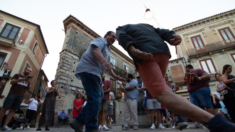 kaulonia tarantella festival 11 0bc10a62 - Kaulonia Tarantella Festival, la musica dei popoli in segno di pace - 1 Kaulonia Tarantella Festival, la musica dei popoli in segno di pace