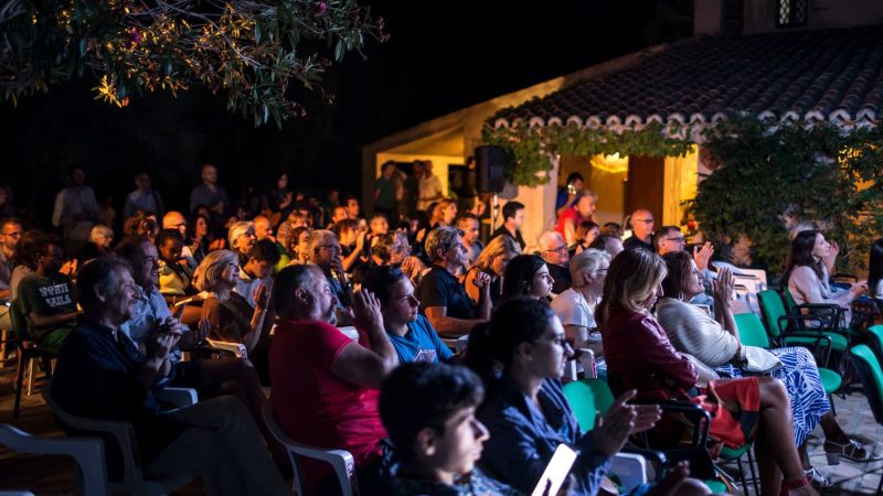 Estate a casa Berto ph. Tommaso Pugliese 0d7ada9e - Nei giardini di Casa Berto tra attualità, territorio, musica e l'omaggio ad Andrea Purgatori - 1 Nei giardini di Casa Berto tra attualità, territorio, musica e l’omaggio ad Andrea Purgatori