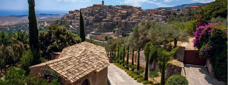 Lotta allo spopolamento, la storia di “Badolato paese in vendita”