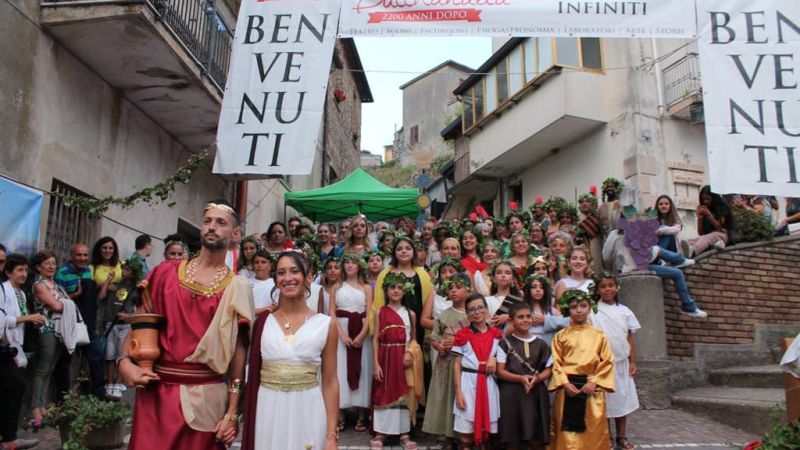 Corteo Bacchanalia Tiriolo 0fb1565f - "Bacchanalia, 2200 anni dopo": a Tiriolo la rievocazione storica - 1 “Bacchanalia, 2200 anni dopo”: a Tiriolo la rievocazione storica