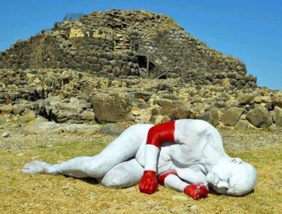 Il lamento del Maestrale, tra i Calanchi la performance di Mette