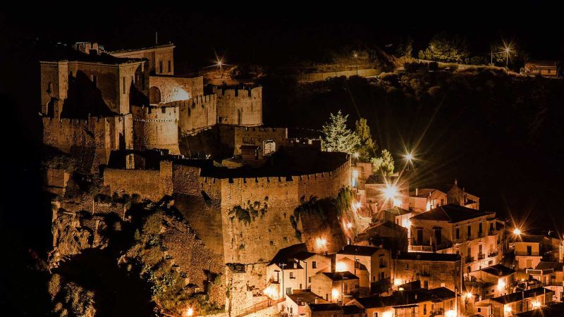 CastelloNotteRocca 1312a148 - Luminous Destinations 2026, un’occasione anche per la Calabria - 1 Luminous Destinations 2026, un’occasione anche per la Calabria