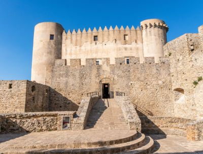 Il possente castello sullo sperone di tufo a Santa Severina