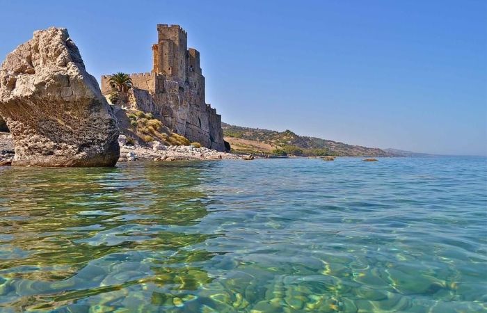 Roseto Capo Spulico Castello Federiciano.min 844ee4d2 142c4881 - Il Castello Federiciano di Roseto Capo Spulico - 1 Il Castello Federiciano di Roseto Capo Spulico