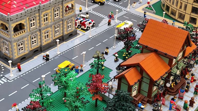 I love Lego 2 e1708611004685 158d7933 - “I love Lego” affascina i reggini: 15mila visitatori in quattro mesi - 1 “I love Lego” affascina i reggini: 15mila visitatori in quattro mesi