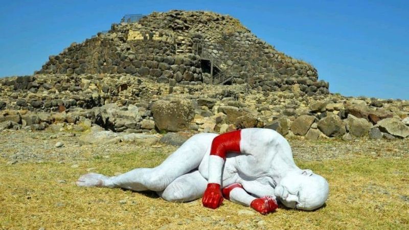 Il lamento del Maestrale, tra i Calanchi la performance di Mette