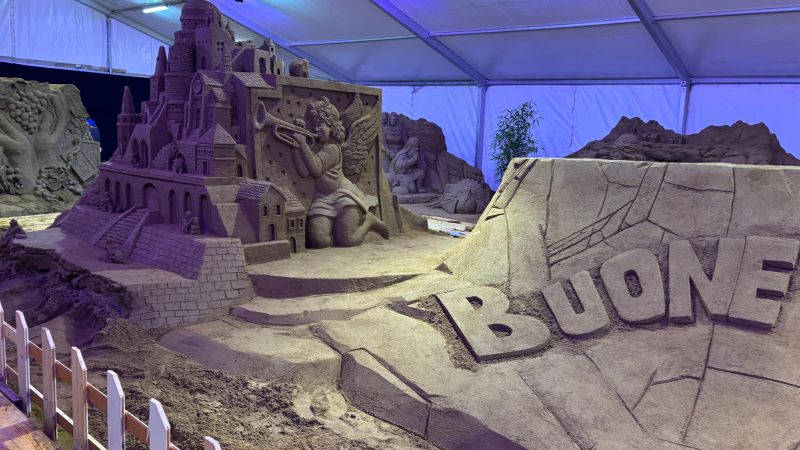 La bellezza effimera dei presepi di sabbia a Soverato