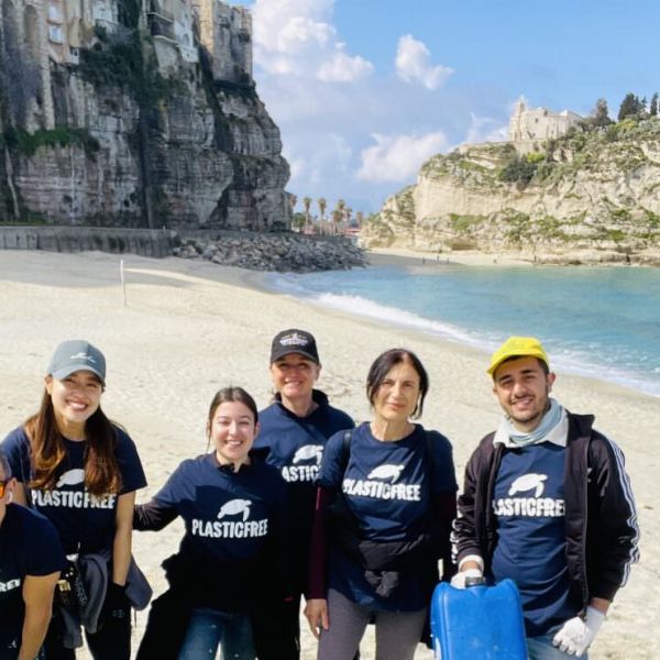 Plastic Free, Tropea sempre più sostenibile: volontari da tutto il mondo