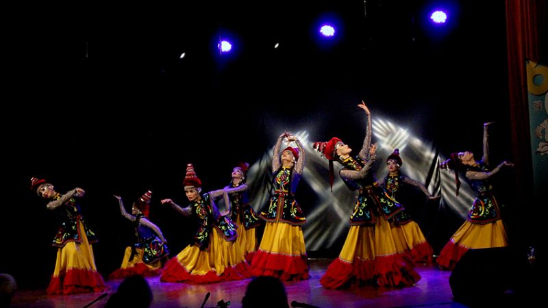 Carnevale Castrovillari 2025 Folklore G.F. KAZAKISTAN 1e0ac927 - A Castrovillari un fiume di colori e musica per il Gran Gala del Folklore - 1 A Castrovillari un fiume di colori e musica per il Gran Gala del Folklore