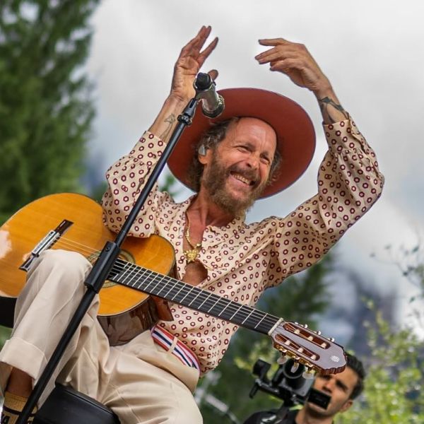 Jovanotti e la Calabria, una dedica d’amore su due ruote prima dell’abbraccio di Catanzaro