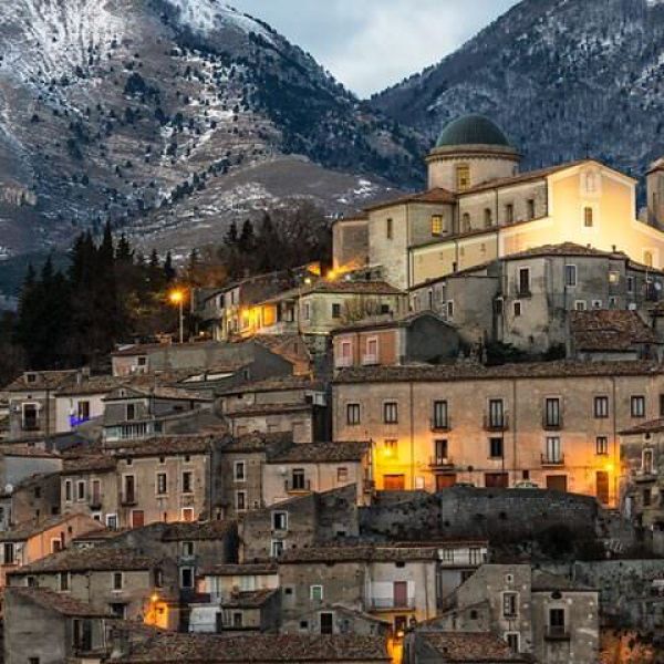 Civita tra i borghi d’eccellenza: alla Bit arriva la riconferma della Bandiera Arancione