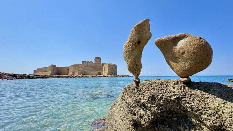 StonesLe Castella foto di Marco Quercioli 2 20f3f18f - IBIS, l’arte effimera dello stone balancing sulle spiagge dello Jonio - 1 IBIS, l’arte effimera dello stone balancing sulle spiagge dello Jonio