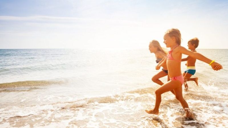 bimbi al mare 1 1024x686 1 e1716982796661 22e4b779 - Le spiagge più a misura di bambino? È record in Calabria di Bandiere Verdi - 1 Le spiagge più a misura di bambino? È record in Calabria di Bandiere Verdi