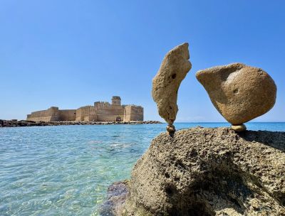 IBIS, l’arte effimera dello stone balancing sulle spiagge dello Jonio