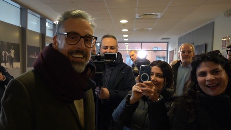 Brunori Sas torna in Calabria e abbraccia i suoi fan