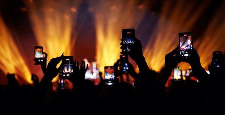 Fans Debate When Filming a Concert on the Phone Goes Too Far 2787f9c7 - Meraviglie di Calabria - 41