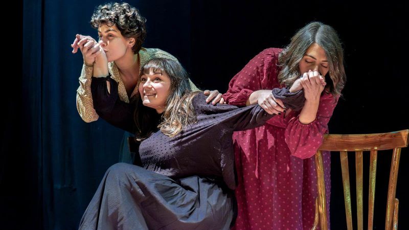 2 foto spettacolo Sorelle Gianni Infusino Fotografo 28c3d34e - Teatro, 'Sorelle' di Max Mazzotta in prima assoluta a Rende - 1 Teatro, ‘Sorelle’ di Max Mazzotta in prima assoluta a Rende