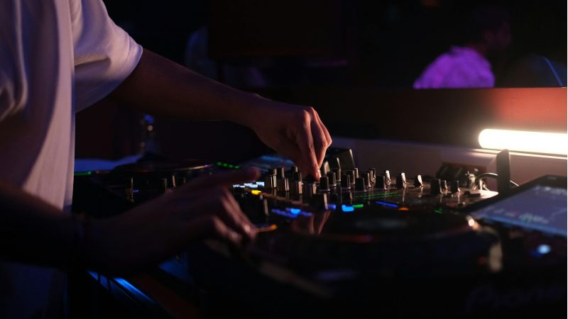 Dj disco serata scaled 280ee82d - I DJ cosentini uniti per il sociale, serata “Music Story” per Oncomed - 1 I DJ cosentini uniti per il sociale, serata “Music Story” per Oncomed