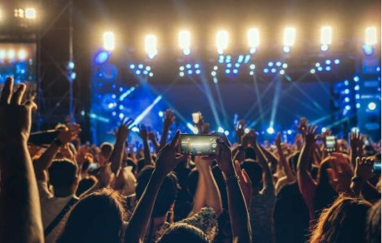 Premium Photo Concert crowd of Music fanclub hand using cellphone taking video record or Live stream 297f22d9 - Meraviglie di Calabria - 41