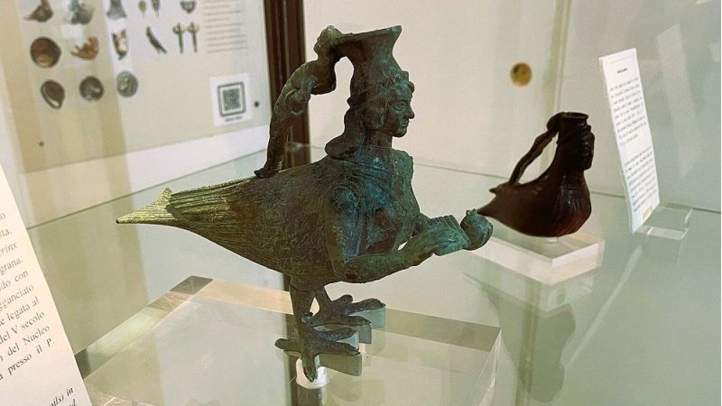 Sirene in viaggio, gli askoi di Crotone nella mostra Parthenope a Napoli