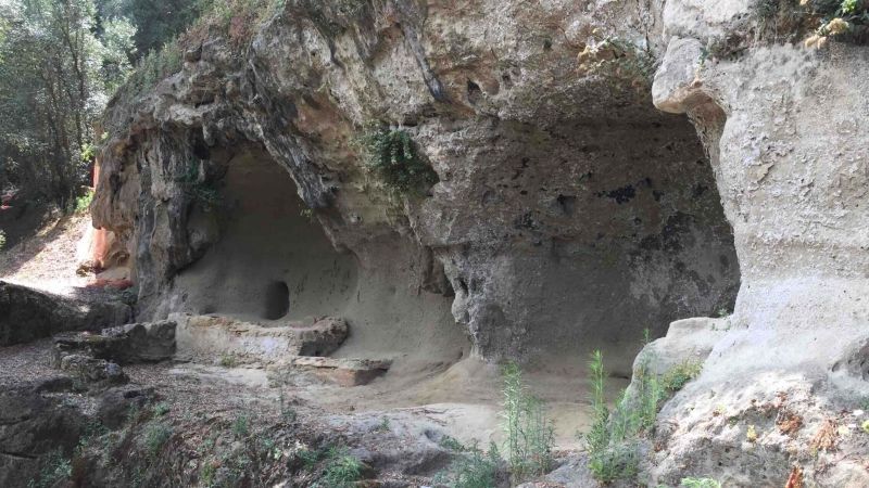 1 la fattoria rupestre e la necropoli scaled e1708286732933 2c6c2cb9 - “Scrisi, la Fonte dei due Santi”: Elia e Nicodemo - 1 “Scrisi, la Fonte dei due Santi”: Elia e Nicodemo