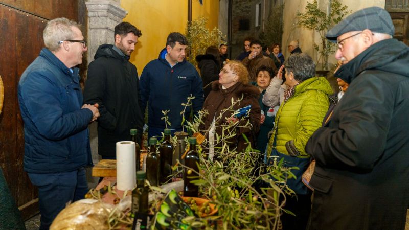 TARSIA FESTADELLOLIO 34 2d8a63d3 - Tarsia, presentata l'etichetta DeCo roggianella per l'olio EVO - 1 Tarsia, presentata l’etichetta DeCo roggianella per l’olio EVO