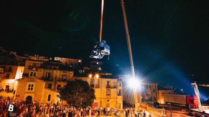 Suoni sospesi, la magia del “pianista fuori posto” a Cirò Marina