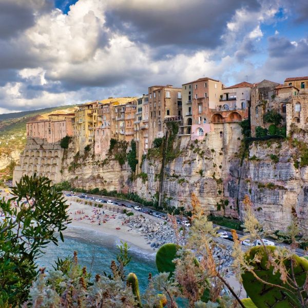 Bellezza ecosostenibile, Tropea sulla copertina di Borghi & Città Magazine