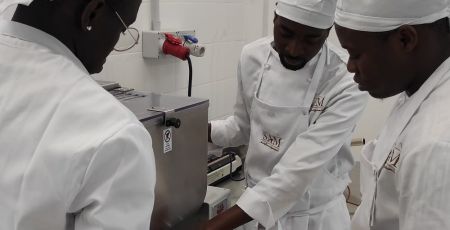 pastificio SAM - Sadia Diaby, Madi Minougouy, Adama Traore al lavoro