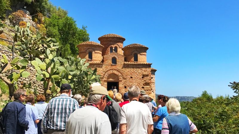 turisti stilo 366638d6 - Il turismo non conosce sosta. In Calabria cresce il numero dei lavoratori del settore - 1 Il turismo non conosce sosta. In Calabria cresce il numero dei lavoratori del settore