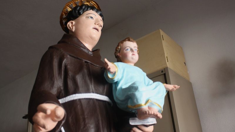 santantonio bambinello 372d91e1 - A Roseto Capo Spulico la mostra fotografica sul restauro della statua di Sant’Antonio da Padova - 1 A Roseto Capo Spulico la mostra fotografica sul restauro della statua di Sant’Antonio da Padova