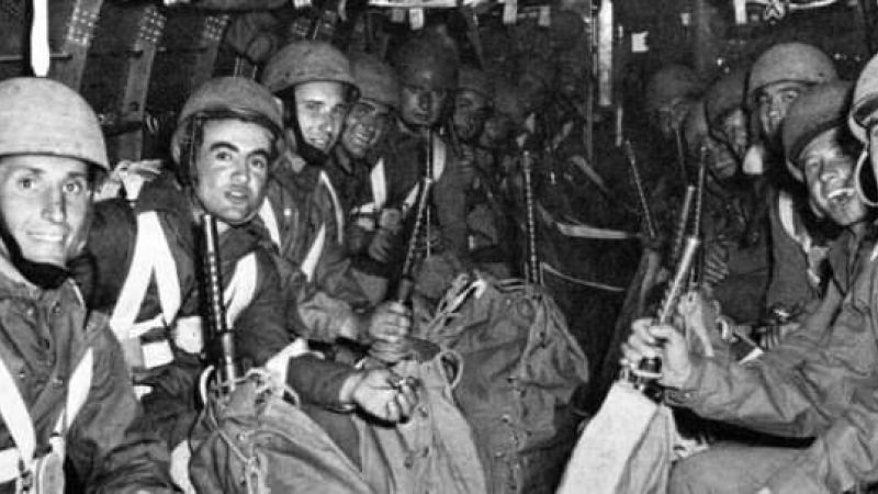 Paracadutisti italiani verso la zona di lancio delloperazione Herring e1711105030401 3a9490f9 - Il sacrificio della “Nembo”: il docufilm nel cuore dell’Aspromonte - 1 Il sacrificio della “Nembo”: il docufilm nel cuore dell’Aspromonte