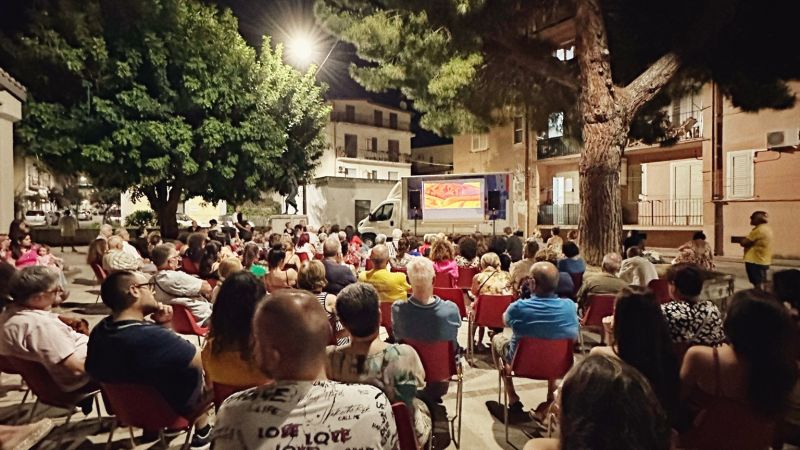 Cinema in piazza 2 3e0bf4e3 - "SCHERMI - Cinema Multipiazza”, illumina i quartieri di Catanzaro - 1 “SCHERMI – Cinema Multipiazza”, illumina i quartieri di Catanzaro