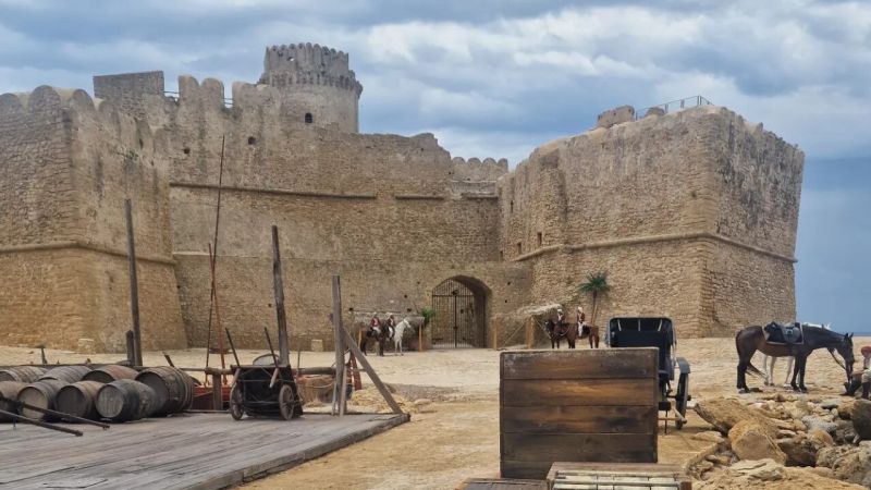 444486213 1042578487471920 8214742654283635466 n e1716968636246 4290b5f5 - Le Castella, bene il primo ciak delle riprese di Sandokan - LE FOTO - 1 Le Castella, bene il primo ciak delle riprese di Sandokan – LE FOTO
