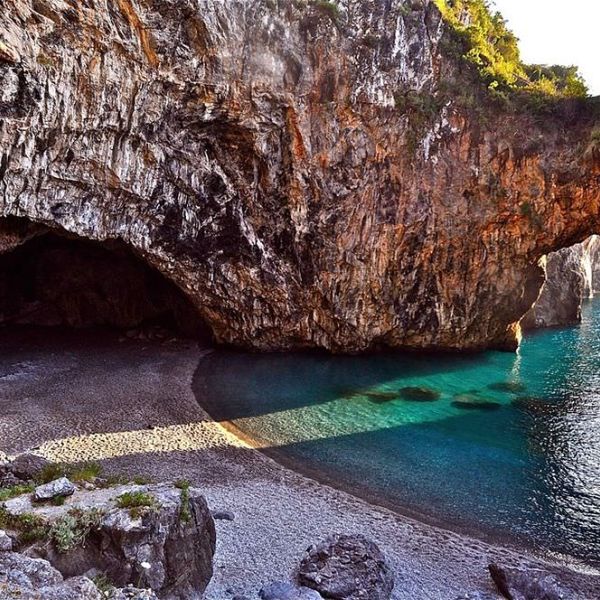 A San Nicola Arcella, il maestoso arco di roccia lambito da un mare turchese