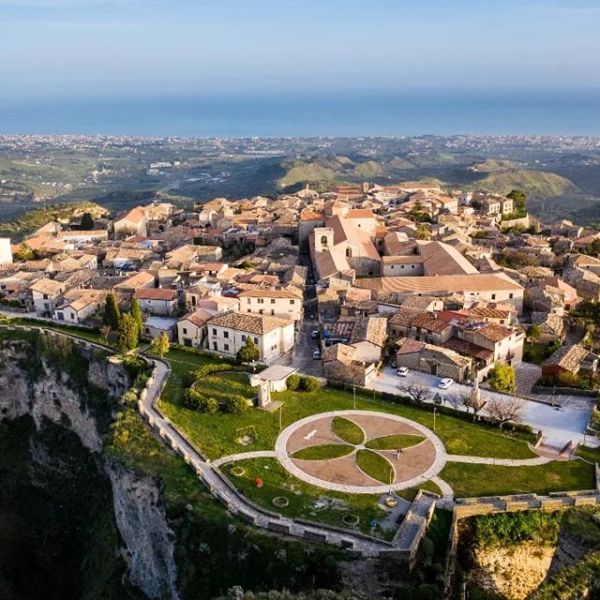 Il viaggio dantesco che unisce turismo e cultura fa tappa a Gerace