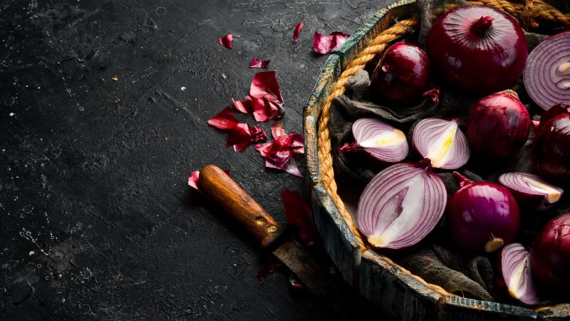 cipolla di tropea h1 scaled 447f555c - Menù di Natale: tre soluzioni alternative al gusto di Cipolla Rossa di Tropea - 1 Menù di Natale: tre soluzioni alternative al gusto di Cipolla Rossa di Tropea