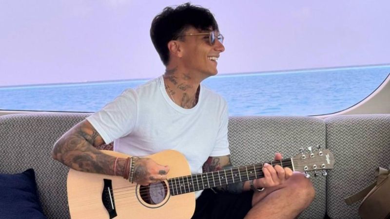 Ultimo in barca a Tropea: i bagnanti gli dedicano le sue canzoni [VIDEO]